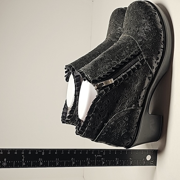 Alegria Hannah Delicut Black Embossed Leather Ankle Bootie Boots Size 40 Comfort - Picture 16 of 16